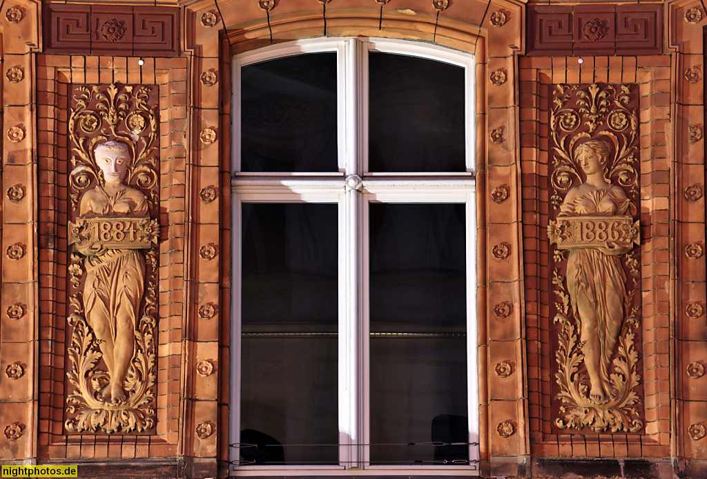 Berlin Mitte Gewerbehof erbaut 1884-1886 von Hermann Blankenstein als Geschäftshaus der Markthalle III in der Zimmerstrasse 90. Figuraler Fassadenschmuck auf Terrakotta