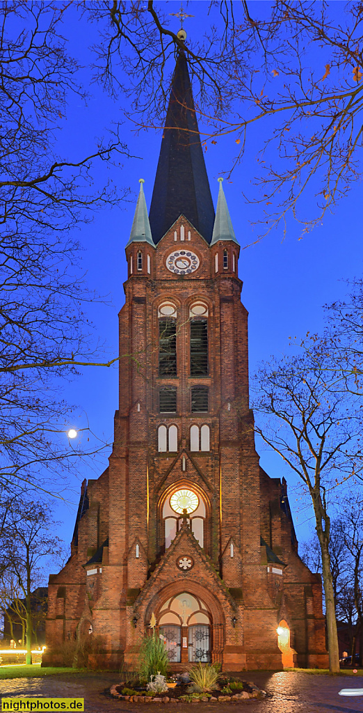Berlin Rummelsburg Kaskelkiez Victoriastadt. Evangelische Erlöserkirche erbaut 1890-1892 von Conrad Wilhelm Hase und Max Spitta im neugotischen Stil. Nöldnerstrasse 43