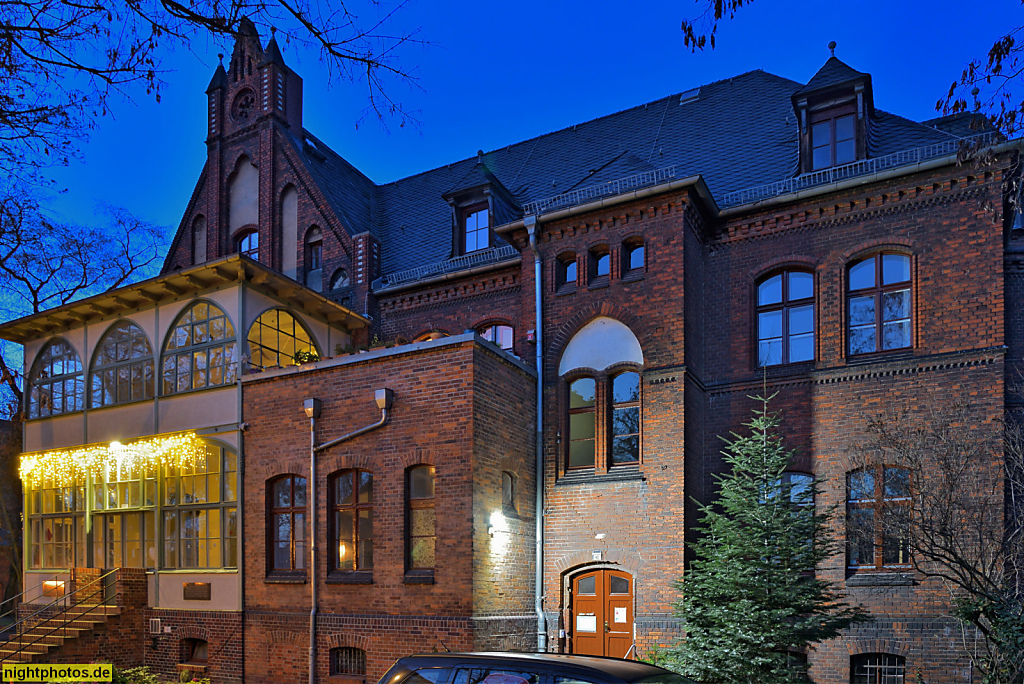 Berlin Rummelsburg Kaskelkiez Victoriastadt. Gemeindehaus der Erlöserkirche erbaut 1890-1892 von Conrad Wilhelm Hase und Max Spitta im neugotischen Stil. Nöldnerstrasse 43