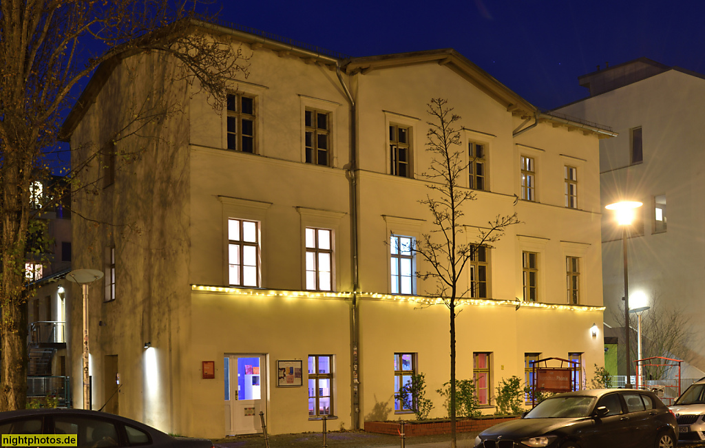 Berlin Rummelsburg Kaskelkiez Victoriastadt. Jugendclub Zwergenhöhle der Sozialdiakonische Arbeit Berlin GmbH. Erbaut 1875 als Schlackebetonbau Doppelhaus von Berliner Cement Bau AG. Spittastrasse 40