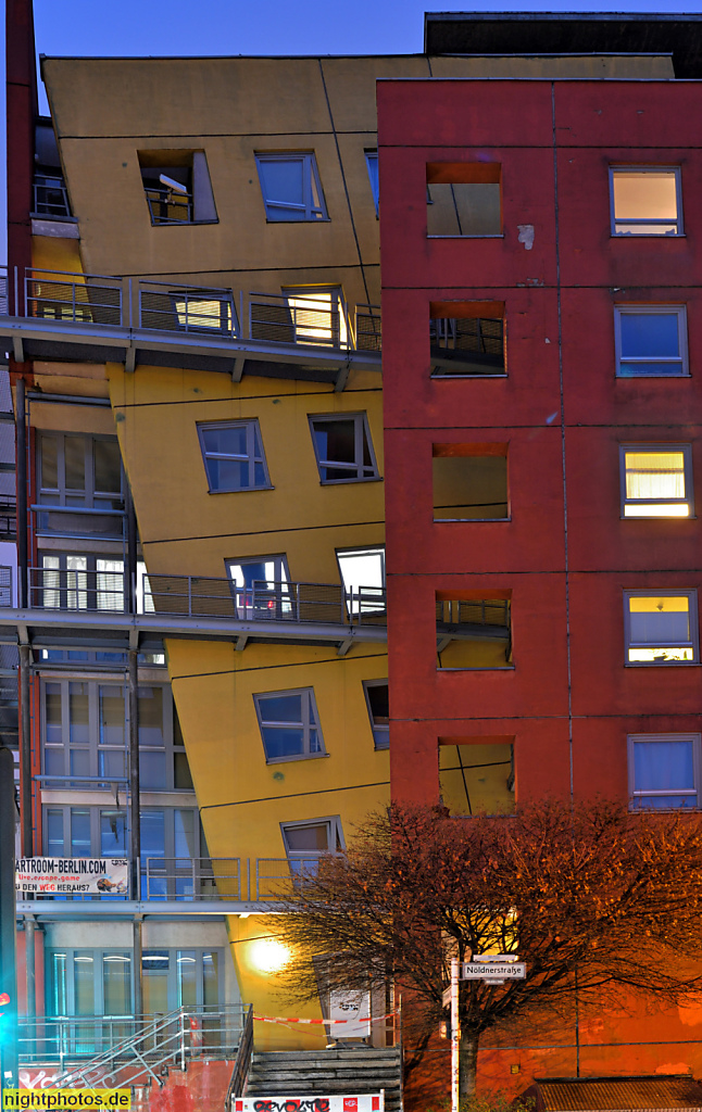 Berlin Rummelsburg Kaskelkiez Victoriastadt. Mietshaus erbaut 1997-1998 von Werner Wöber mit schräg gestellter Vorhangfassade. Nöldnerstrasse 1