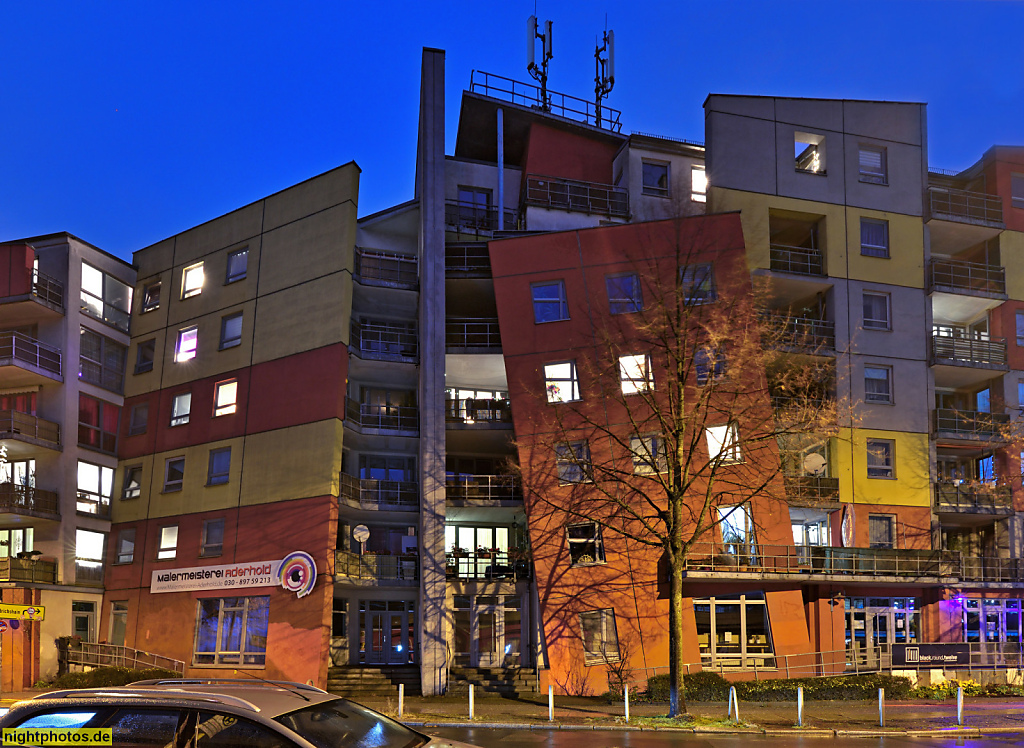 Berlin Rummelsburg Kaskelkiez Victoriastadt. Mietshaus erbaut 1997-1998 von Werner Wöber mit schräg gestellter Vorhangfassade. Nöldnerstrasse 5-6
