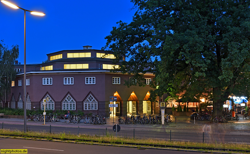 Berlin Bahnhof Wannsee. Bahnhof seit 1874. Empfangsgebäude erbaut 1928 von Richard Brademann am Kronprinzessinnenweg 250-251