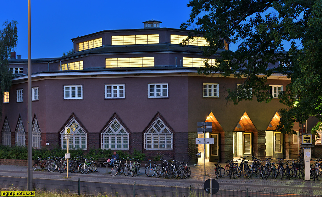 Berlin Bahnhof Wannsee. Bahnhof seit 1874. Empfangsgebäude erbaut 1928 von Richard Brademann am Kronprinzessinnenweg 250-251