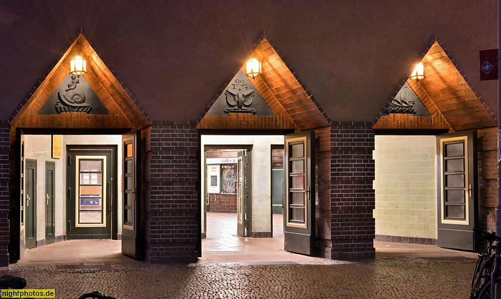 Berlin Bahnhof Wannsee. Bahnhof seit 1874. Empfangsgebäude erbaut 1928 von Richard Brademann am Kronprinzessinnenweg 250-251