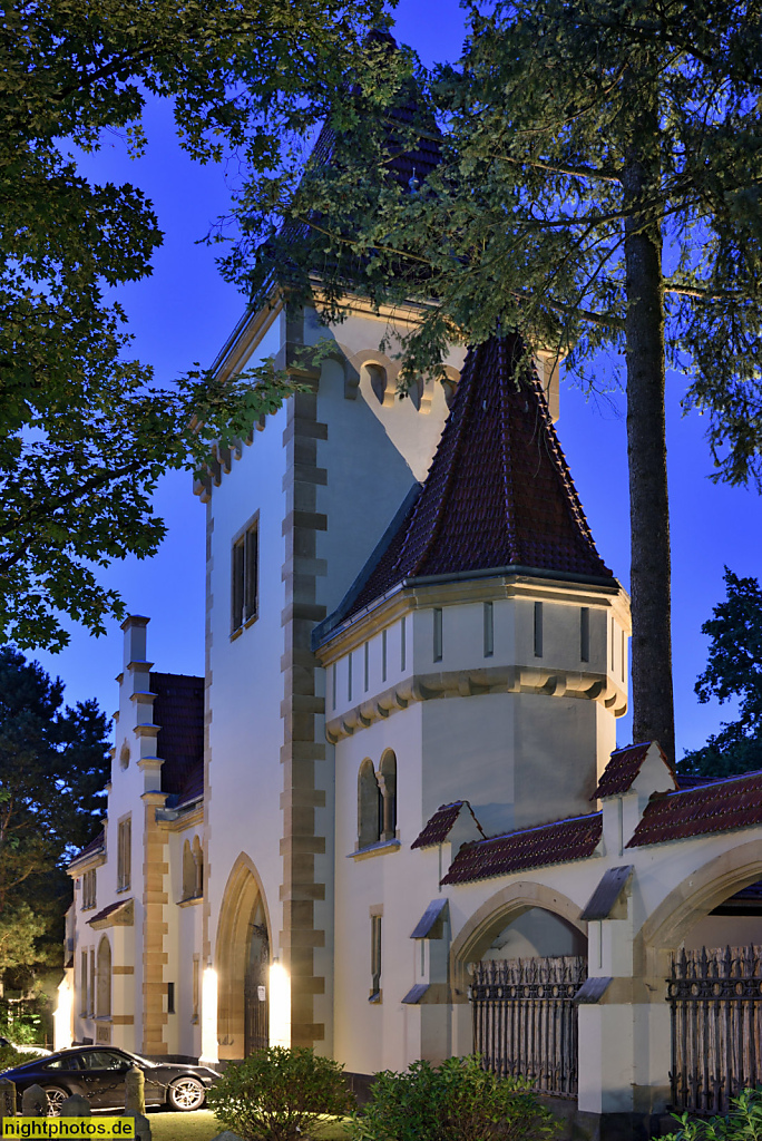 Berlin Wannsee. Haus Ebeling Torgebäude mit Pförtnerhaus Stall und Remise. Erbaut als Wohnhaus 1891-1892 von Erdmann und Spindler für Bankier Franz Emeling