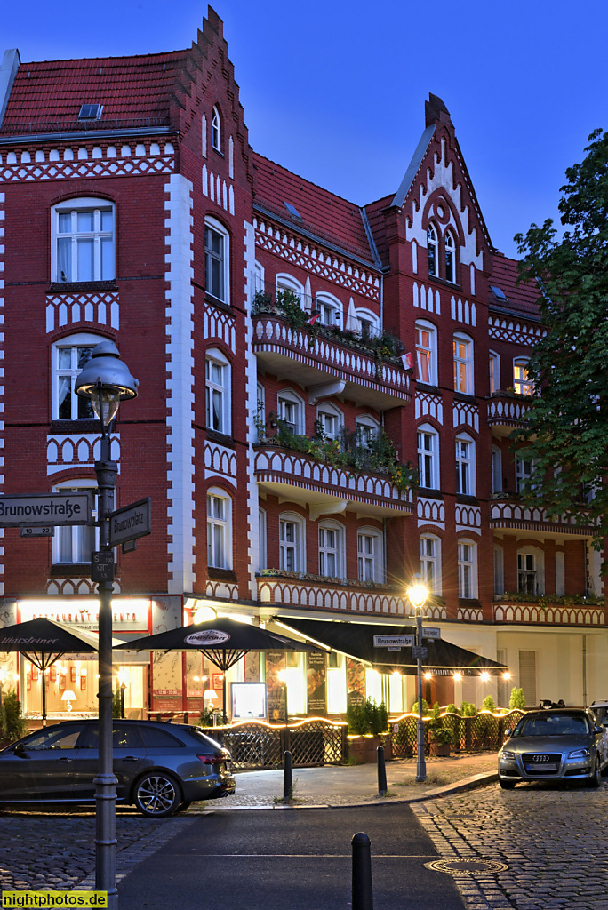 Berlin Tegel Wohn- und Geschäftshaus am Brunowplatz erbaut 1905-1906 von Bauherrr und Maurermeister Hermann Valtink. Neogotische Fassadenelemente