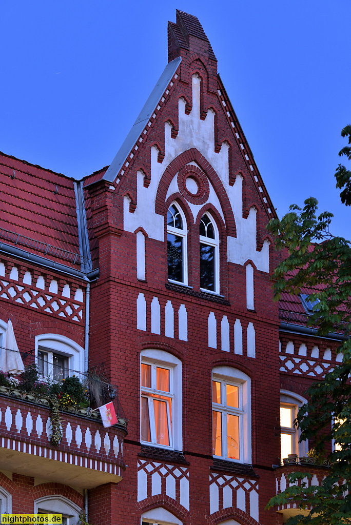 Berlin Tegel Wohn- und Geschäftshaus am Brunowplatz erbaut 1905-1906 von Bauherrr und Maurermeister Hermann Valtink. Neogotische Fassadenelemente