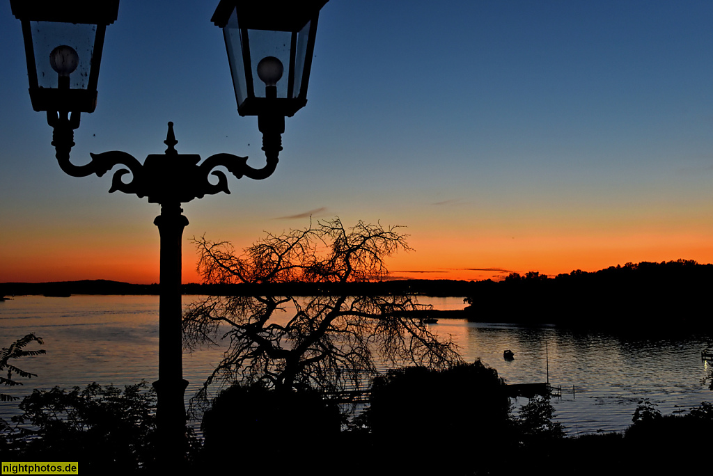 Berlin Wannsee Ausblick von den Wannseeterrassen auf die Havel nach Sonnenuntergang