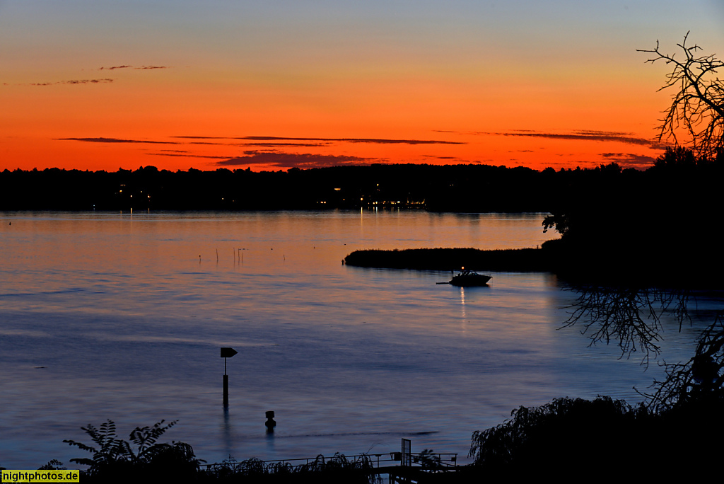 Berlin Wannsee Ausblick von den Wannseeterrassen auf die Havel nach Sonnenuntergang