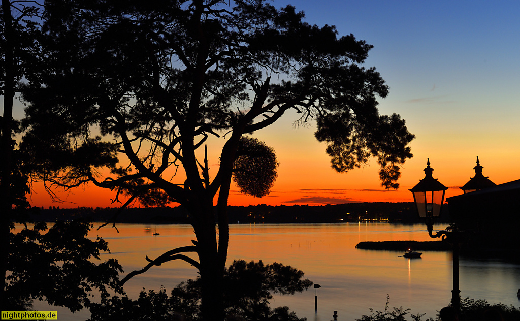 Berlin Wannsee Ausblick von den Wannseeterrassen auf die Havel nach Sonnenuntergang