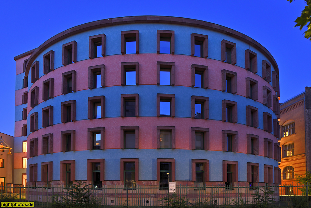 Berlin Mitte Tiergarten. WZB Wissenschaftszentrum Berlin für Sozialforschung. Neubau Hitzigallee erbaut 1979-1988 vom Architekten James Stirling im Stil Postmoderner Architektur