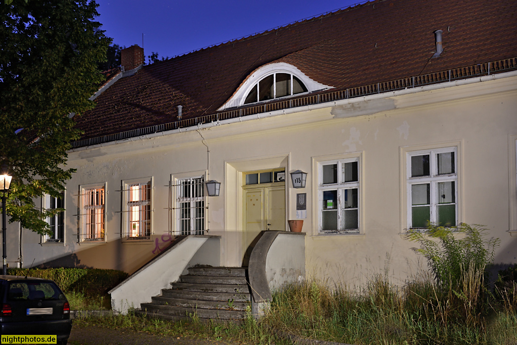 Berlin Lichtenrade Gebäude in Schulnutzung. Erbaut 1937-1938 von Magistratsoberbaurat Hellmut Delius als Ortsamtsstelle. Ehemals Gesundheitsfürsorgestelle des Bezirksamts Tempelhof. Alt-Lichtenrade 115