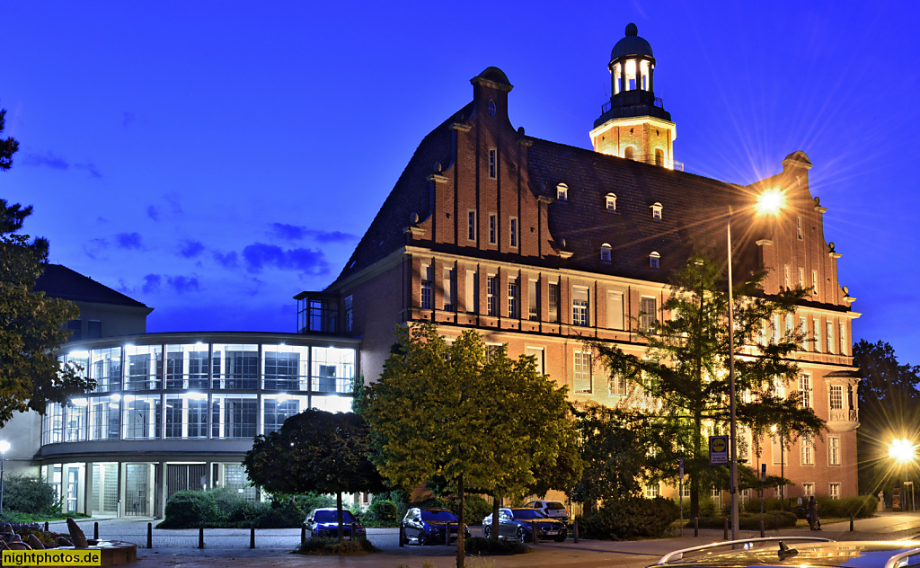 Berlin Wittenau Rathaus Reinickendorf erbaut 1910-1911 von Fritz Beyer. Erweiterung 1950-1957 von Walter Briesenick. Holländischer Barock. Eichborndamm 215-239