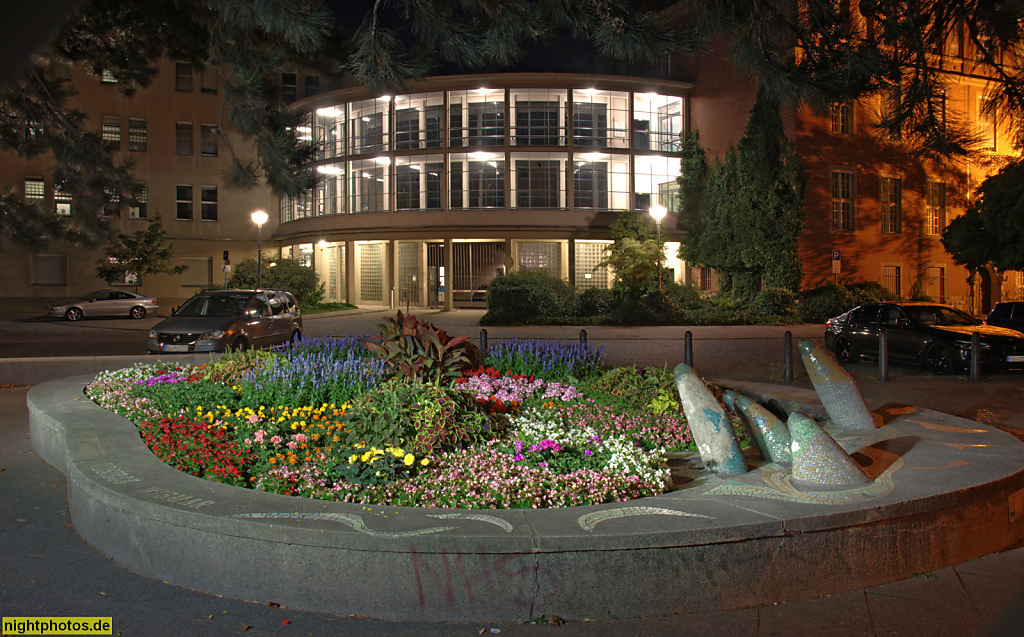 Berlin Wittenau Rathaus Reinickendorf. Erweiterung 1950-1957 von Walter Briesenick. Ostseebrunnen mit Fischfiguren erschaffen 1955-1957 von Gerhard Schultze-Seehof. Mosaik auf Beton