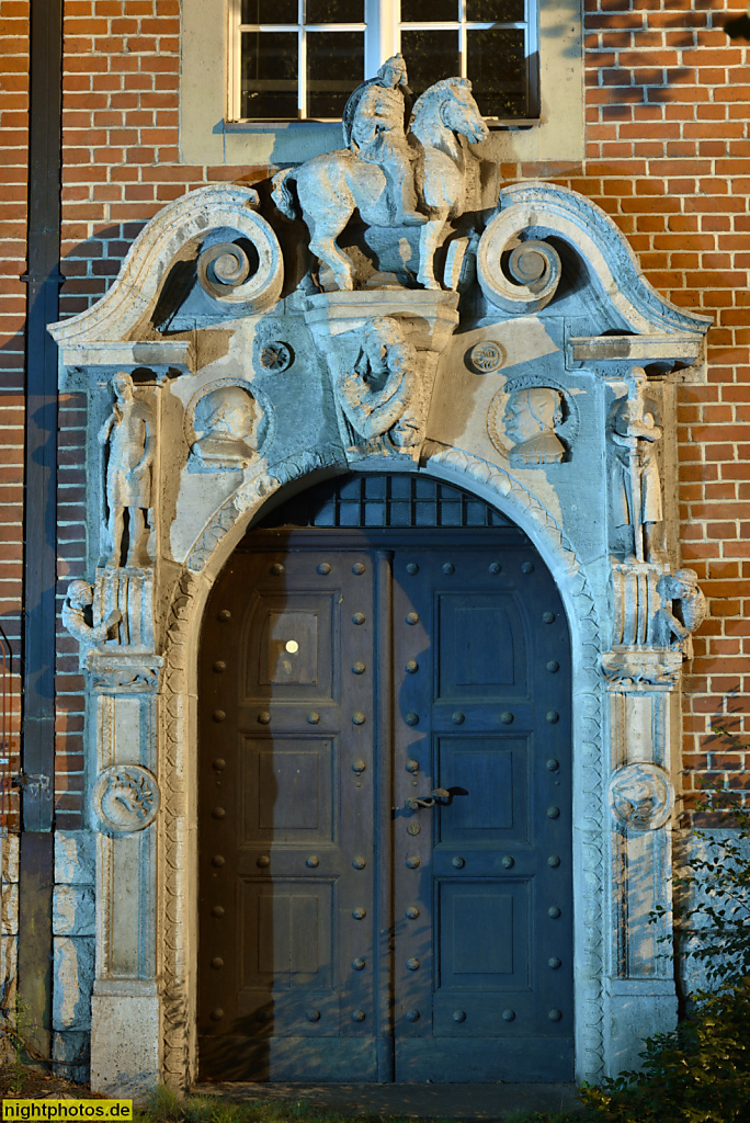 Berlin Wittenau Rathaus Reinickendorf erbaut 1910-1911 von Fritz Beyer. Eichborndamm 215-239. Barockportal Muschelkalk