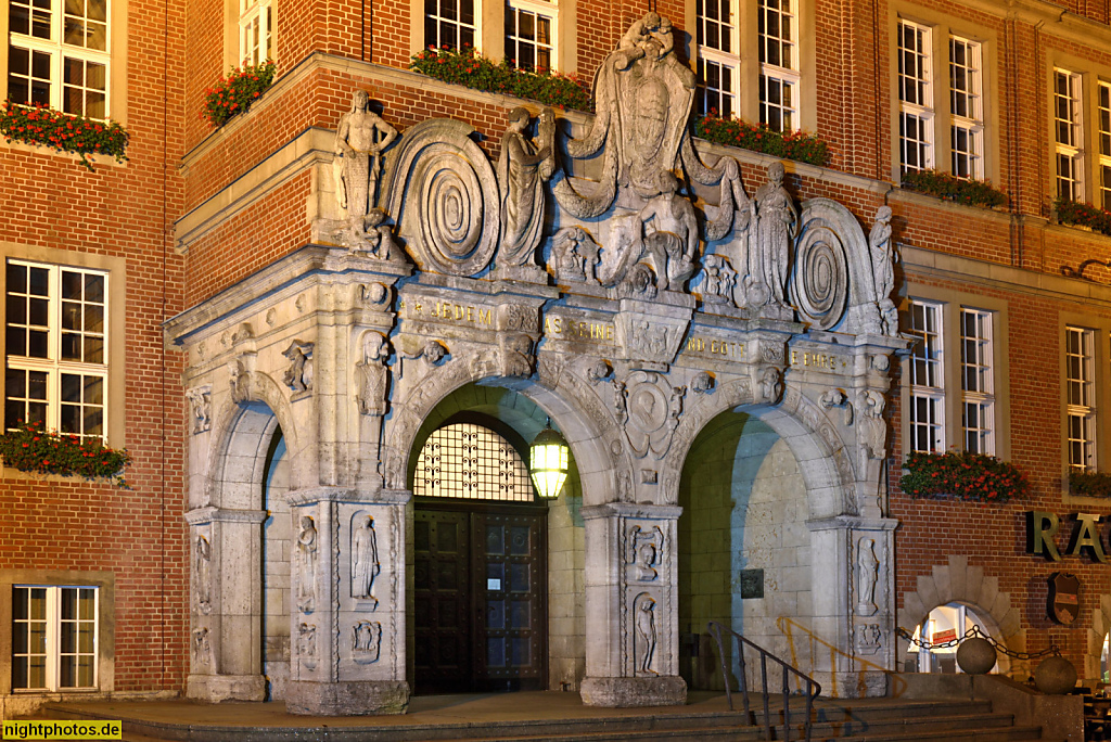 Berlin Wittenau Rathaus Reinickendorf erbaut 1910-1911 von Fritz Beyer. Eichborndamm 215-239. Barockportal Muschelkalk