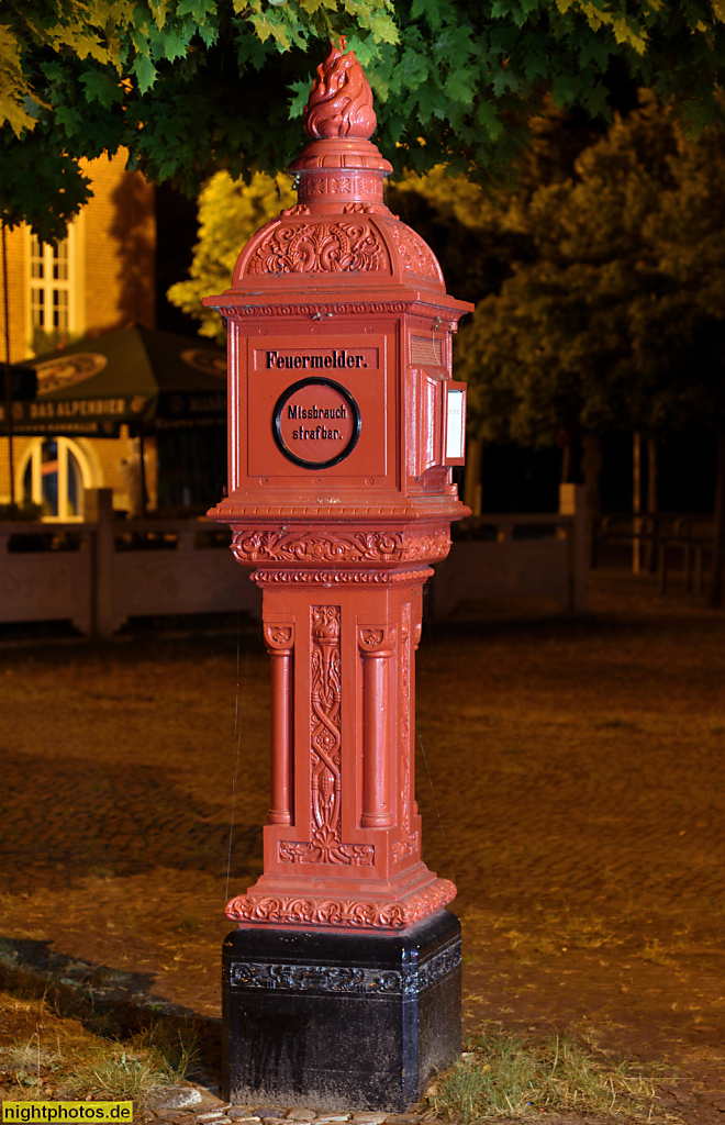 Berlin Wittenau Historischer Feuermelder vor dem Rathaus auf dem Antonyplatz zwischen Eichborndamm und Rathauspark