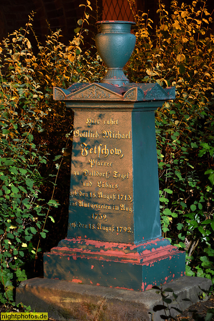 Berlin Wittenau Dorfkirche Alt-Wittenau erbaut 1482-1489. Friedhof mit Grabmal von 1792 für Pfarrer Gottlieb Michael Fetschow