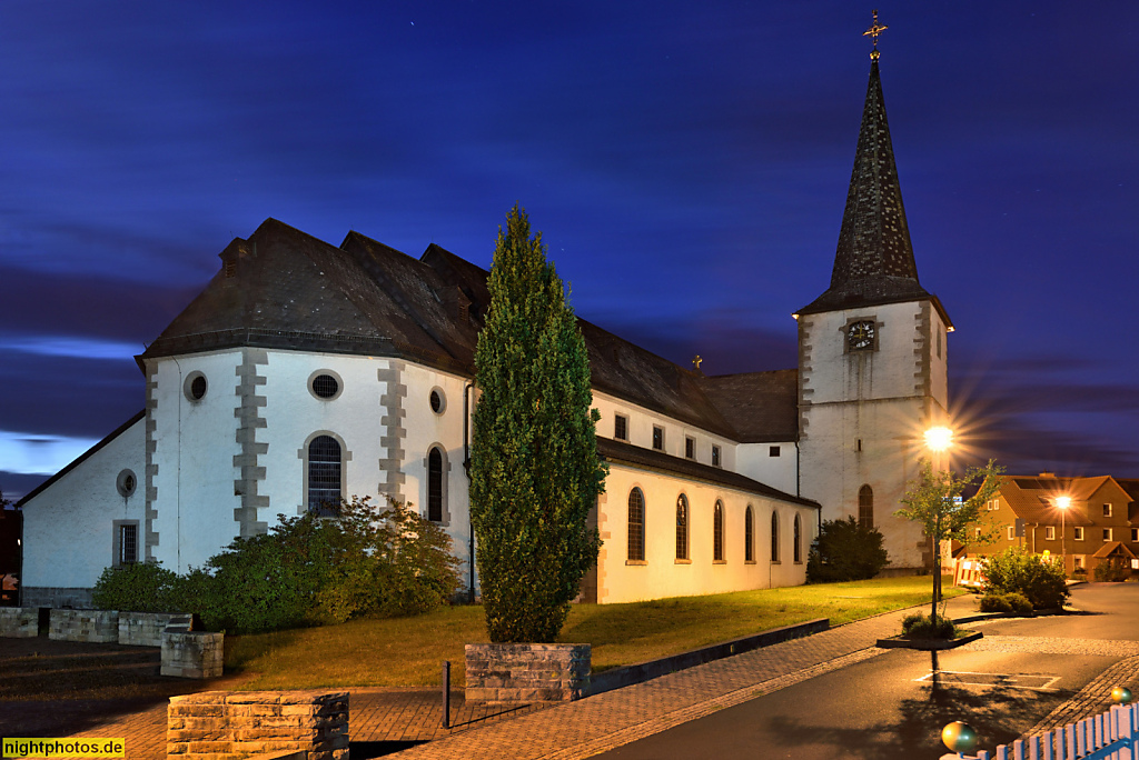Neuhof katholische Pfarrkirche St Michael erbaut 1831 als Pfeilerbasilika im Ortsteil Opperz. Erweitert 1909-1911. Kirchturm erbaut 1490 als Teil einer Wehrkirche
