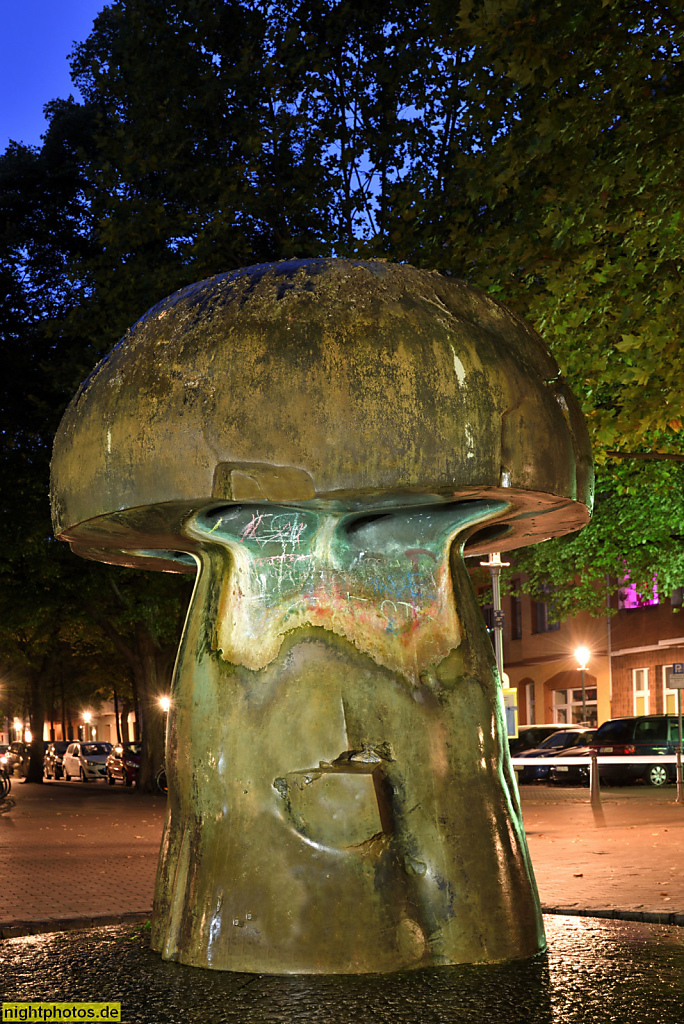 Berlin Wilmersdorf Brunnenskulptur Wasserpilz errichtet 1984 von Emanuel Scharfenberg auf dem Leon-Jessel-Platz im Verlauf der Sigmaringer Strasse