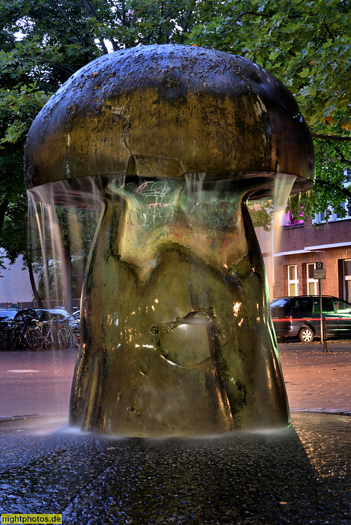 Berlin Wilmersdorf Brunnenskulptur Wasserpilz errichtet 1984 von Emanuel Scharfenberg auf dem Leon-Jessel-Platz im Verlauf der Sigmaringer Strasse