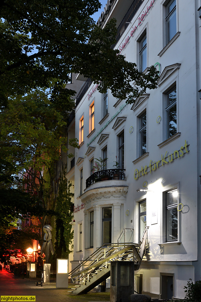 Berlin Mitte Tiergarten Haus am Lützowplatz. Erbaut als Wohnhaus 1873 von Wilhelm Neumann. Wiederaufbau 1950. Skulptur 'Tangentiale Berührung' und Treppenskulptur von Volkmar Haase 1988