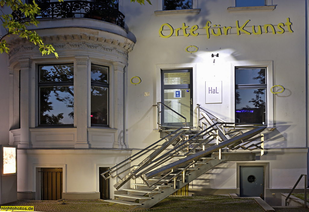 Berlin Mitte Tiergarten Haus am Lützowplatz. Erbaut als Wohnhaus 1873 von Wilhelm Neumann. Wiederaufbau 1950. Treppenskulptur von Volkmar Haase 1988