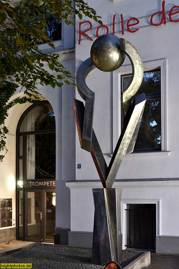 Berlin Mitte Tiergarten Haus am Lützowplatz. Erbaut als Wohnhaus 1873 von Wilhelm Neumann. Wiederaufbau 1950. Skulptur 'Tangentiale Berührung' von Volkmar Haase 1988