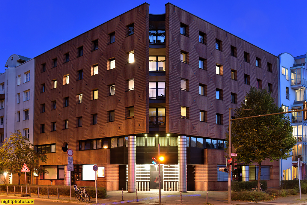 Berlin Mitte Tiergarten Wohn- und Geschäftshaus erbaut 1988-1990 von Mario Botta am Lützowplatz 1