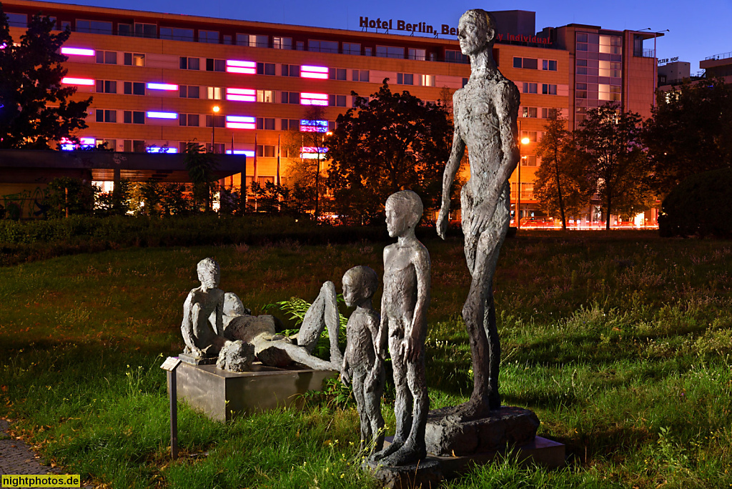 Berlin Mitte Tiergarten Skulptur 'Stehende und liegende Gruppe' von Sabrina Grzimek erschaffen 1980-1985 aufgestellt 1995 vom Bezirksamt Tiergarten auf dem Lützowplatz