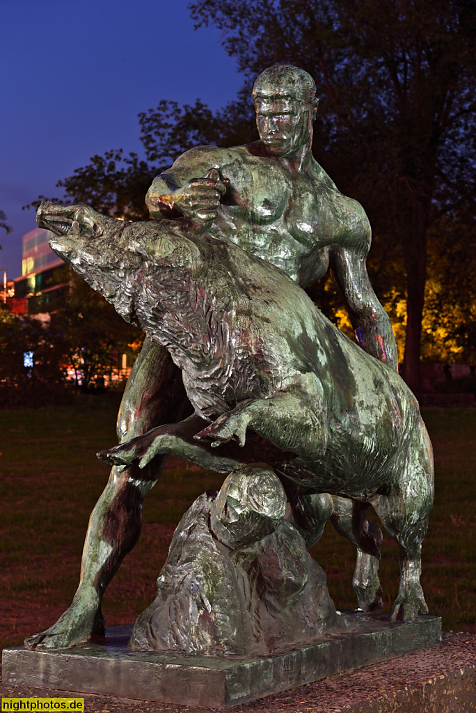 Berlin Mitte Tiergarten Skulptur 'Herkules und der erymanthische Eber' erschaffen von Louis Tuaillon 1904. Bronzeguss Fa. H. Noack. Aufgestellt auf dem Lützowplatz 1967