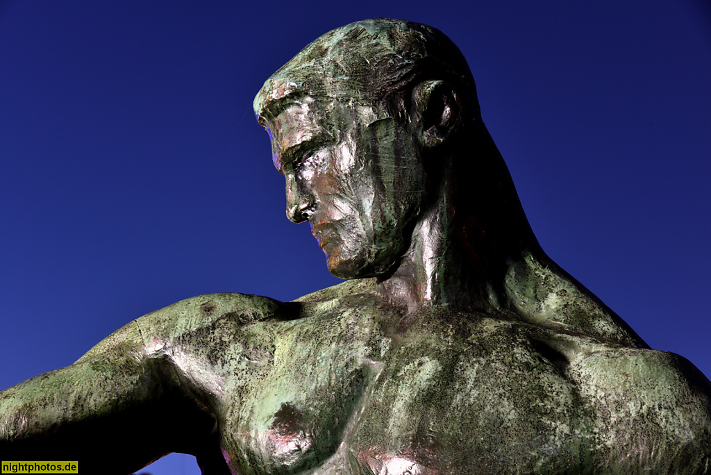 Berlin Mitte Tiergarten Skulptur 'Herkules und der erymanthische Eber' erschaffen von Louis Tuaillon 1904. Bronzeguss Fa. H. Noack. Aufgestellt auf dem Lützowplatz 1967