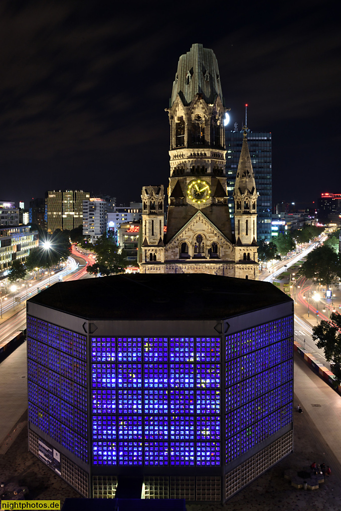 Berlin Charlottenburg Kaiser-Wilhelm-Gedächtniskirche auf dem Breitscheidplatz mit Budapester Strasse und Tauentzienstrasse von der Dachterrasse des Hotels Motel one Upper West