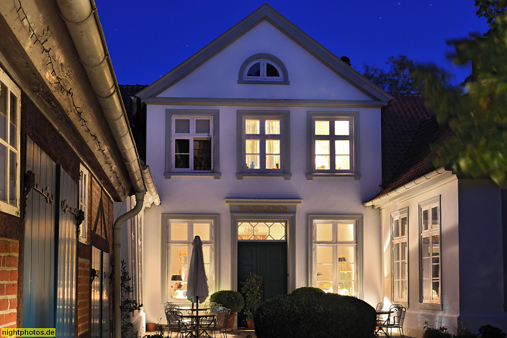 Eutin Stolbergstrasse Haus Rastleben Kunst und Kaffee. Ehemaliger Kapitelshof erbaut 1752 mit klassizistischer Putzfasade