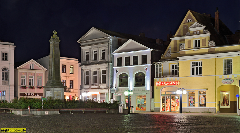 Eutin Markt mit Obelisk als Ehrenmal für die Gefallenen des Deutsch-Französischen Krieges. Marktplatz seit 12. Jahrhundert. Teils klassizistische Fassaden