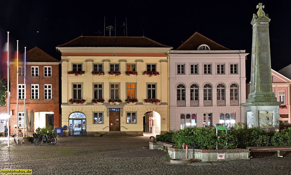 Eutin Markt mit Rathaus. Obelisk als Ehrenmal für die Gefallenen des Deutsch-Französischen Krieges. Marktplatz seit 12. Jahrhundert