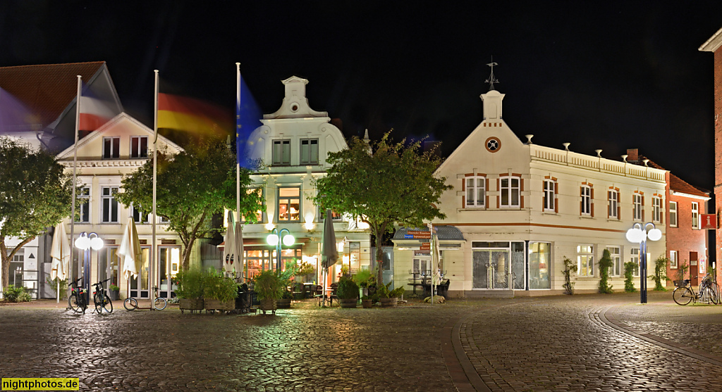 Eutin Marktplatz seit 12. Jahrhundert. Bäckerei und Cafe Klausberger Markt 16. Restaurant Markt 17. Giebelhäuser am Marktplatz
