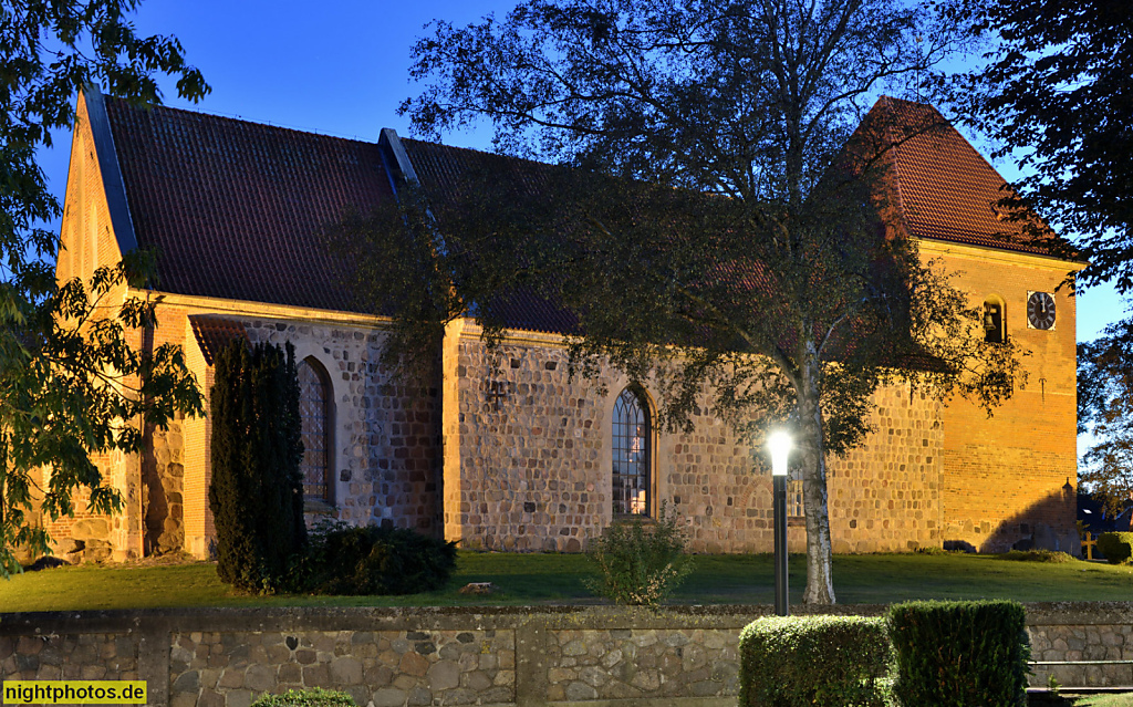 Grömitz Kirche St. Nikolai erbaut im 13. Jahrhundert als Feldsteinkirche mit spätgotischem Westturm