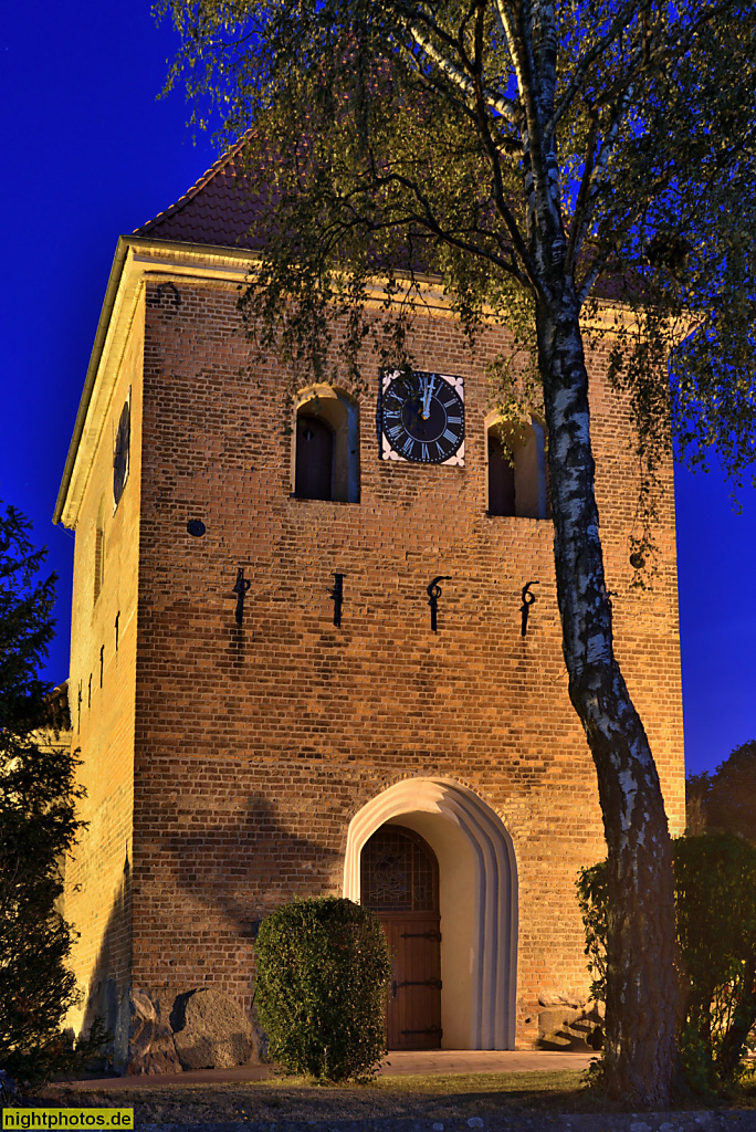 Grömitz Kirche St. Nikolai erbaut im 13. Jahrhundert als Feldsteinkirche mit spätgotischem Westturm