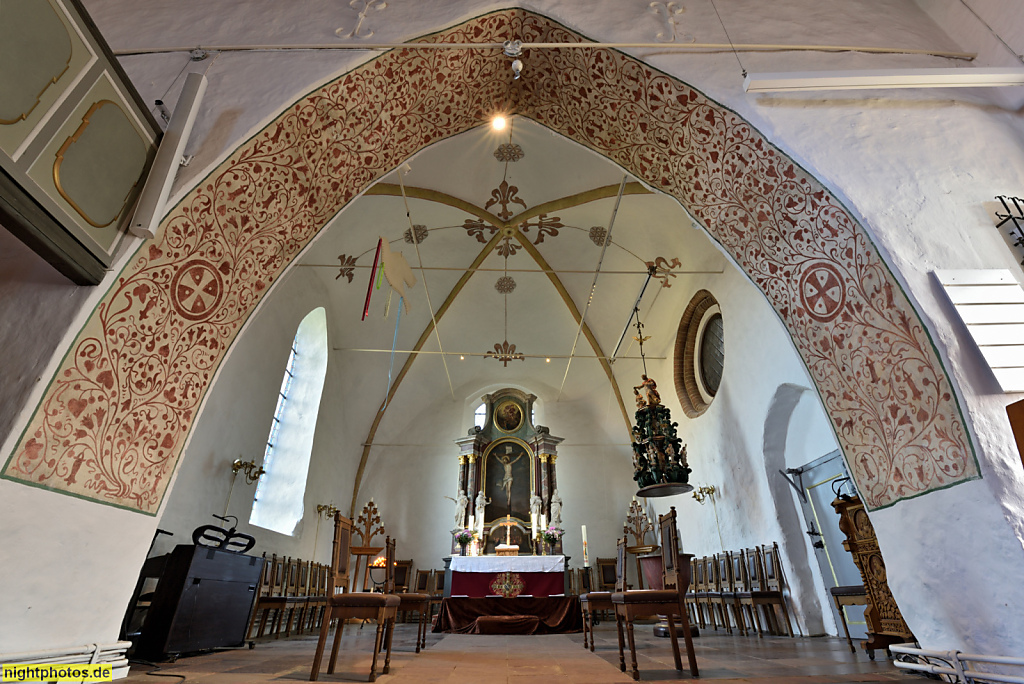 Grömitz Kirche St. Nikolai erbaut im 13. Jahrhundert. Gotischer Chorbogen mit Rankenwerk aus dem 16. Jahrhundert. Altar in österreichischem Barock von Maler und Ingenieur Melchior Tatz 1734