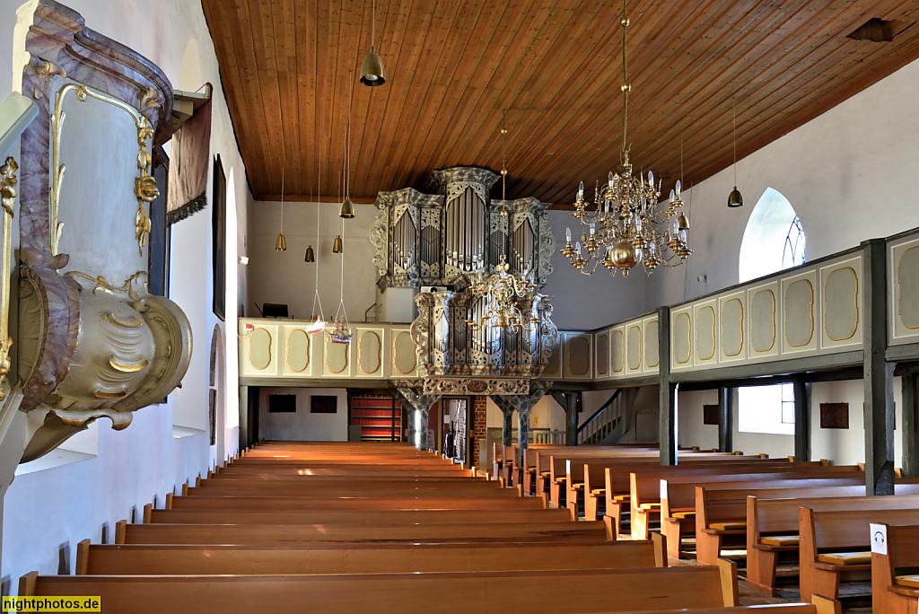 Grömitz Kirche St. Nikolai erbaut im 13. Jahrhundert. Rokokokanzel von Hofbildhauer August Friedrich Moser 1766. Orgel von Bünting 1742. Erneuert 1994 von Bruno Christensen