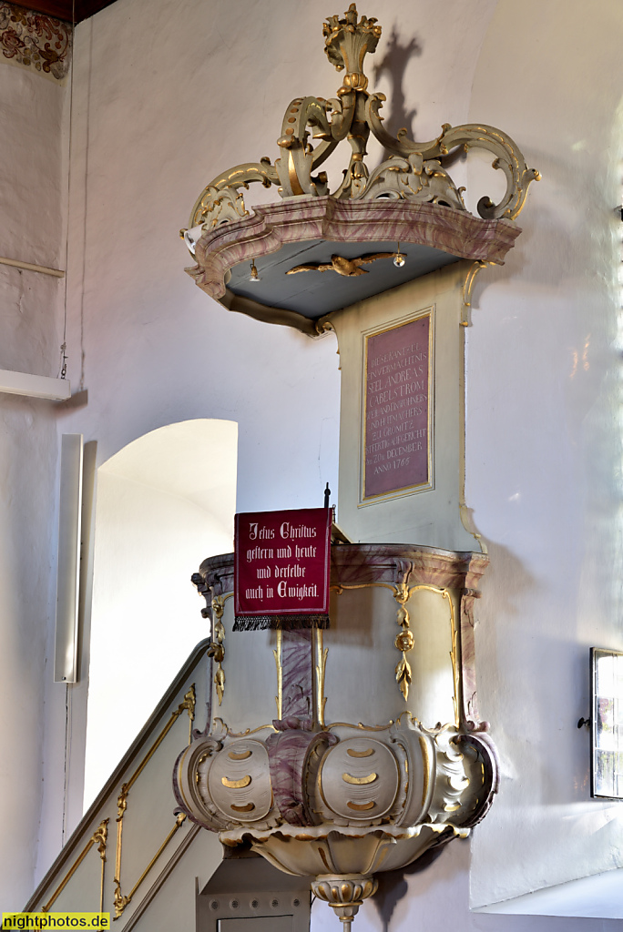 Grömitz Kirche St. Nikolai erbaut im 13. Jahrhundert. Rokokokanzel von Hofbildhauer August Friedrich Moser erschaffen 1766