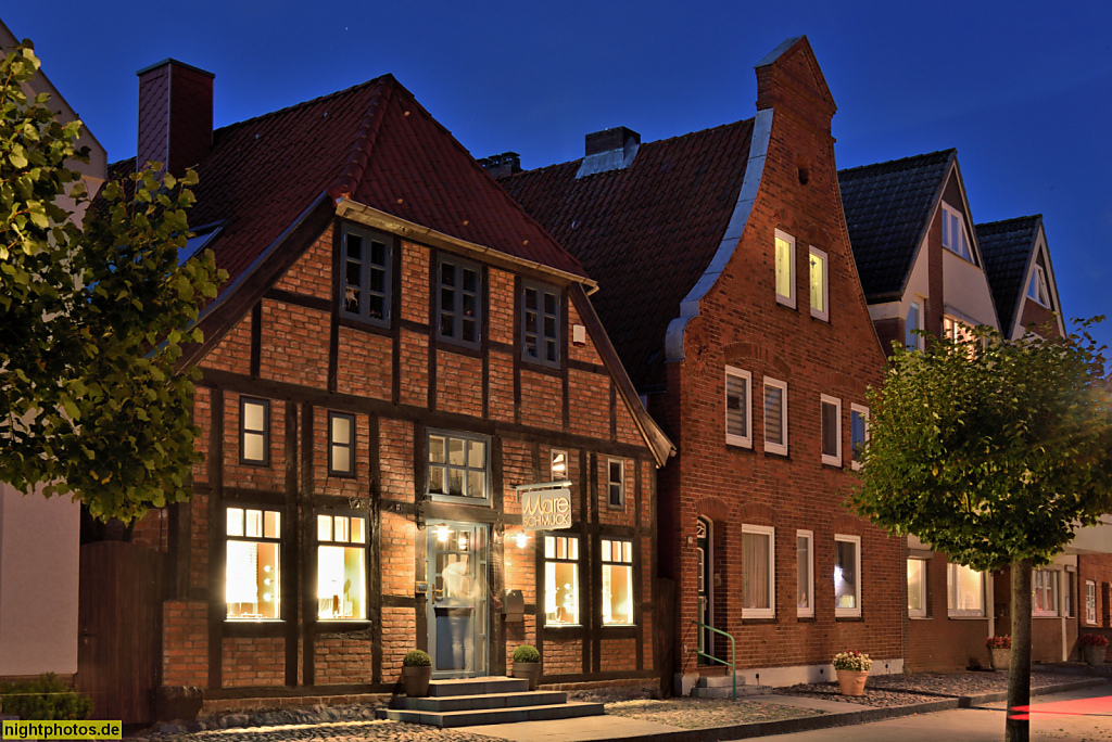 Travemünde Giebelhäuser. Fachwerkhaus aus dem 18. Jahrhundert mit Krüppelwalmdach in der Kurgartenstrasse 17 mit Schmuckgeschäft