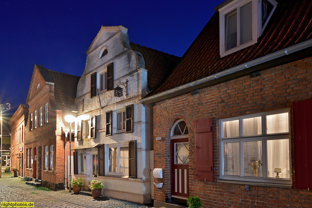 Travemünde Altstadt Giebelhäuser erbaut im frühen 19. Jahrhundert als Ziegelbau aus Backsteinen. Jahrmarktstrasse 3-11. Steinpflaster