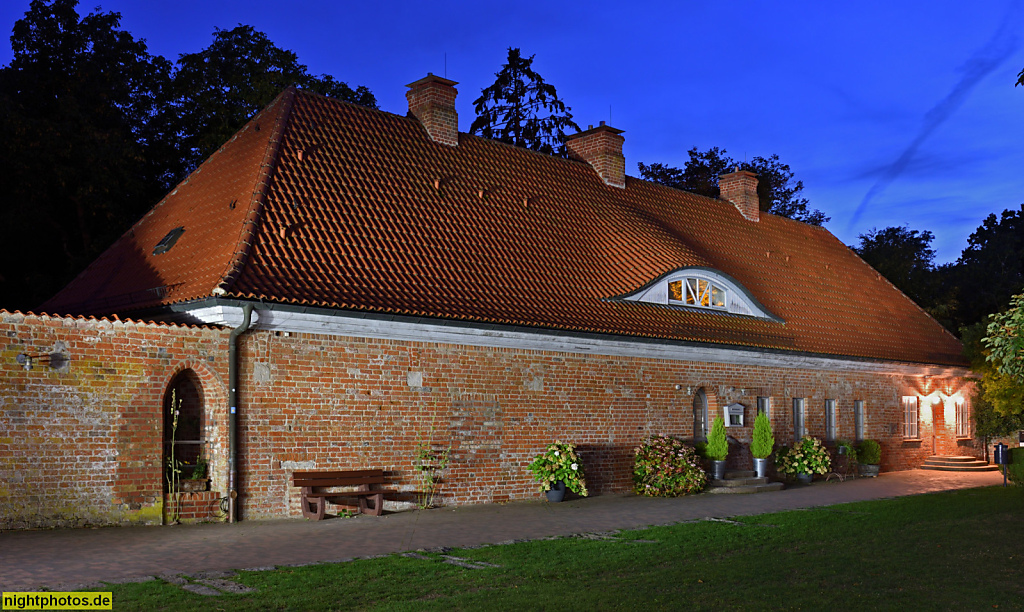 Grömitz Kloster Cismar erbaut ab 1238 von Benediktinermönchen im Stil norddeutscher Backsteingotik. Benediktinerabtei 1245-1561. Schloss mit Gutsbetrieb ab 1561. Südflügel mit Klostercafe