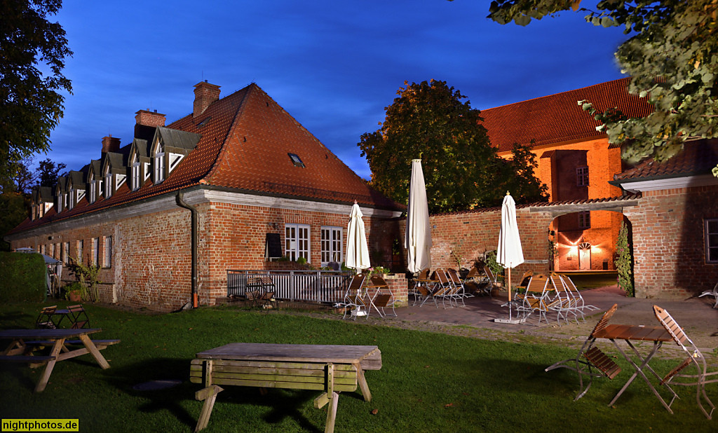 Grömitz Kloster Cismar erbaut ab 1238 von Benediktinermönchen im Stil norddeutscher Backsteingotik. Benediktinerabtei 1245-1561. Schloss mit Gutsbetrieb ab 1561. Südflügel mit Klostercafe