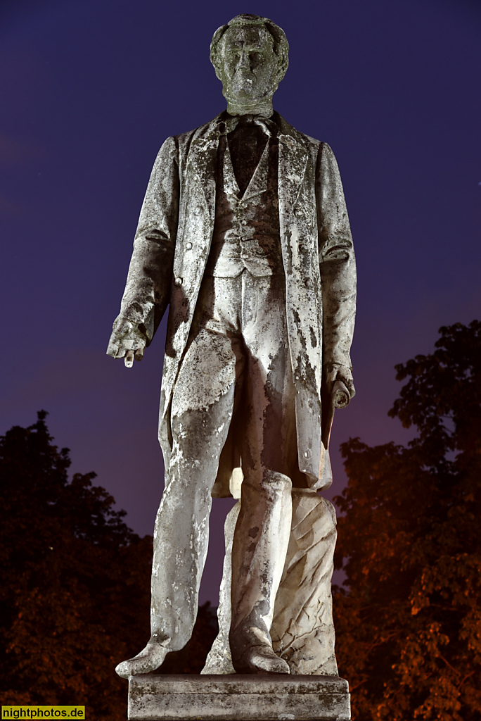 Berlin Kreuzberg Denkmal für Franz Leo Benedikt Waldeck erschaffen 1889 vom Bildhauer Heinrich Walger aus Marmor. Aufgestellt im gleichnamigen Waldeckpark an der Oranienstrasse