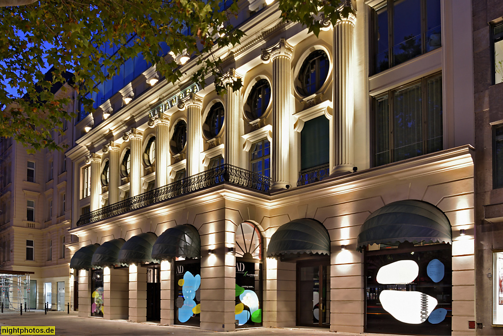 Berlin Charlottenburg Geschäftshaus mit historisierender Fassade. Erbaut 1921-1922 von Max Bischoff und Fritz Wilms als Kino Alhambra. Kurfürstendamm 68. Restauriert 2019 von GBP Architekten, Fachplanung Fassade Ingenieurbüro Franke