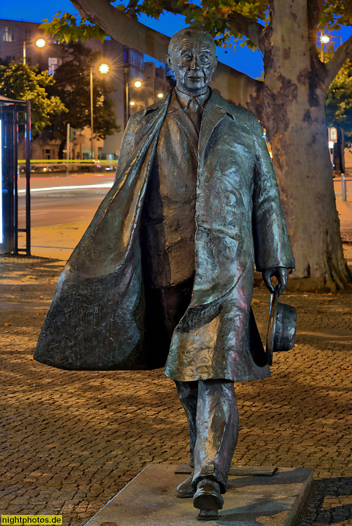 Berlin Charlottenburg Denkmal Konrad Adenauer erschaffen als Bronzeskulptur von Bildhauerin Helga Tiemann auf dem Adenauerplatz. Eingeweiht 2005 von Angela Merkel